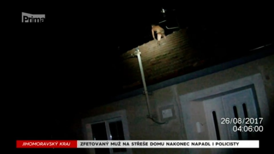 7. 9. 2017 KRIMI: ZFETOVANÝ MUŽ NA STŘEŠE RODINNÉHO DOMU NAKONEC NAPADL I POLICISTY
